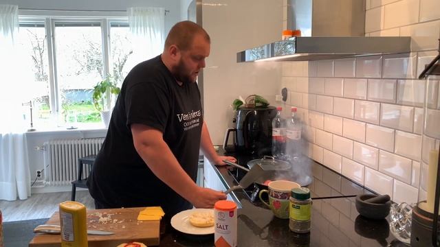 Dansbandskungen - Smashed Cheesburgers på under 3 minuter! (Glömde rosta bröden dock!) смотреть онлайн