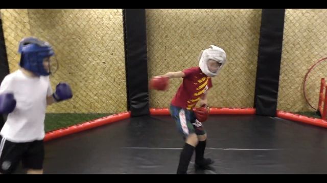 Спарринги в клубе Панчер смотреть онлайн