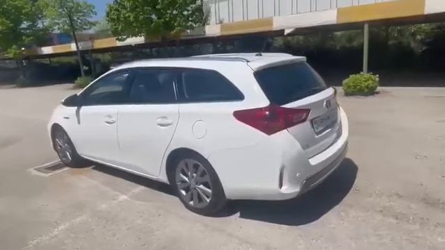 TOYOTA Auris Touring Sports 1.8 Hybrid Lounge смотреть онлайн