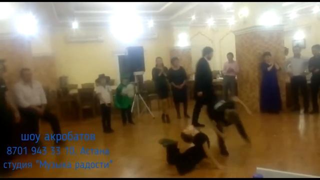 Акробатический номер на свадьбе смотреть онлайн