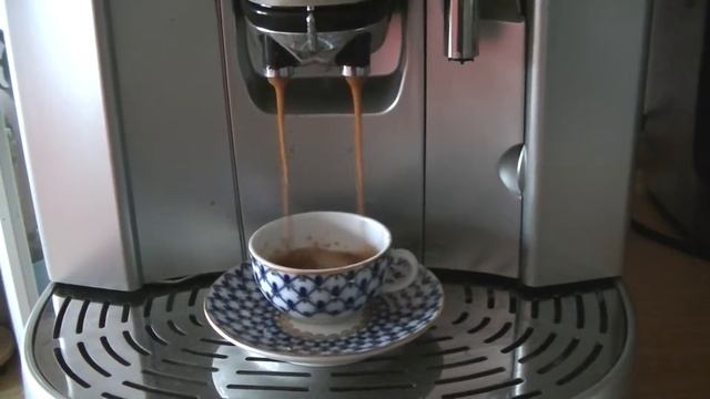 Espressokaffe från en Delonghi maskin смотреть онлайн