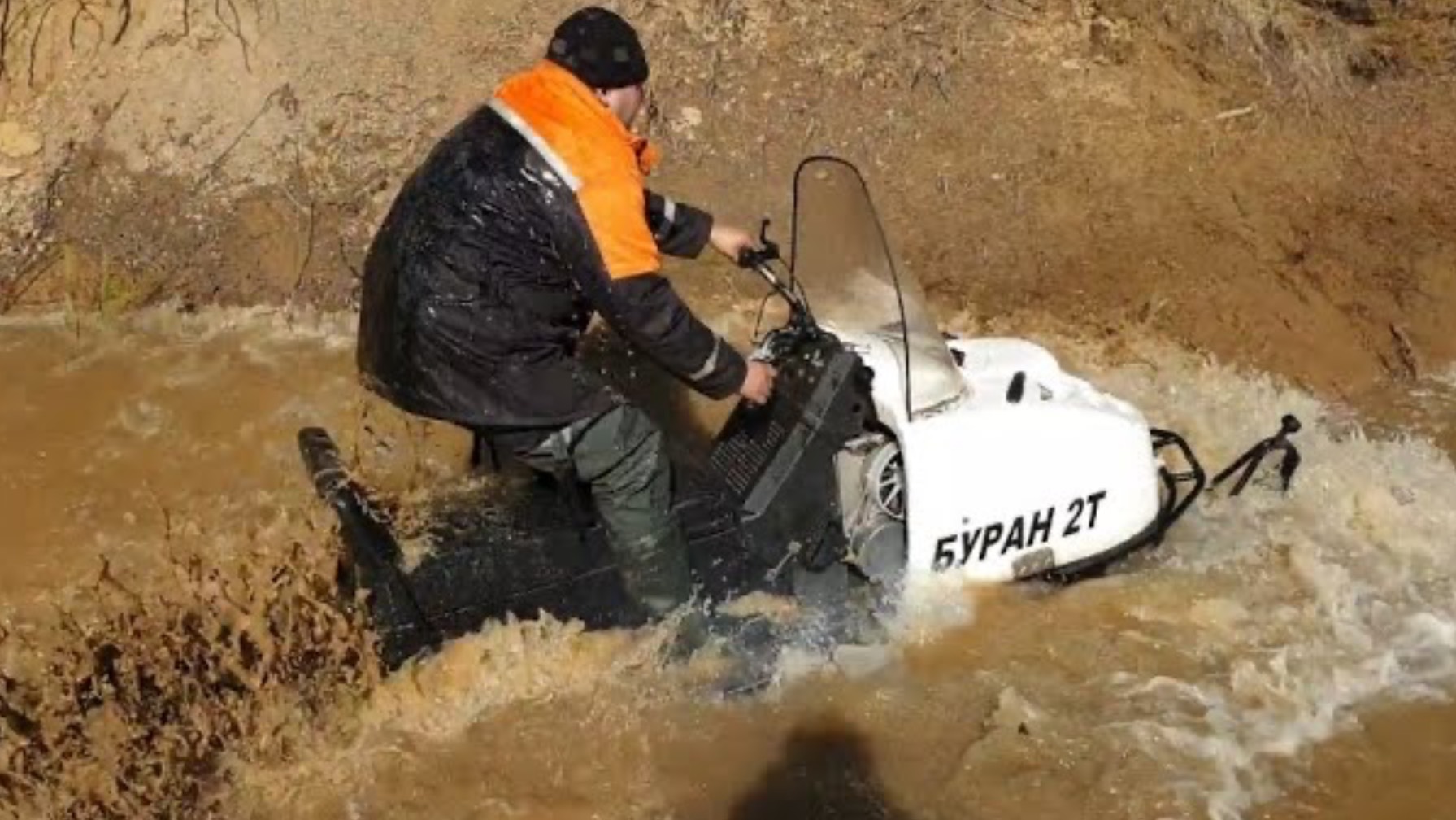 *Бураны* ездят по грязи и мокрому снегу. смотреть онлайн