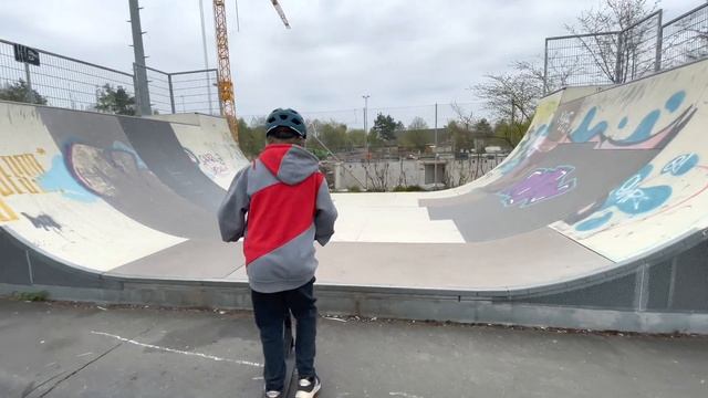 Skatepark Oberasbach ? Обзор скейтпарков и базовые трюки на самокате. смотреть онлайн