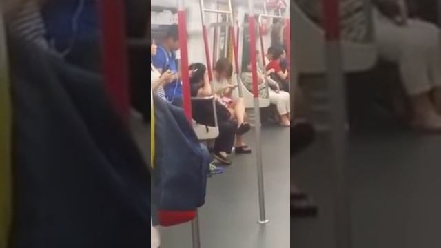 Истерика в метро из-за отключившегося смартфона смотреть онлайн
