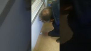 Пьяный в магазине без штанов
