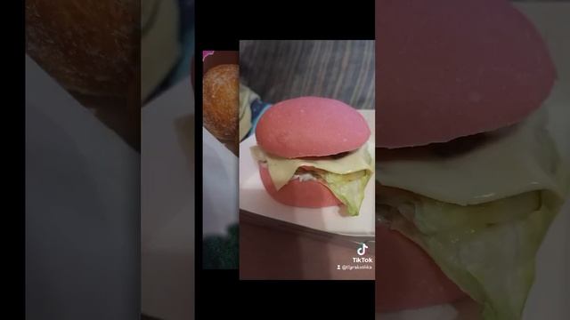 Пробуем с детьми Розовые гамбургеры и пончики с кремом розовый шоколад из Dőner King смотреть онлайн