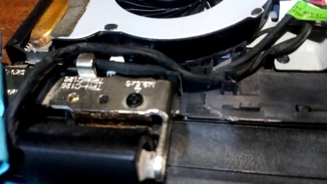 Ноутбук HP 15-ac005ru замена кулера и проклейка креплений петель. смотреть онлайн