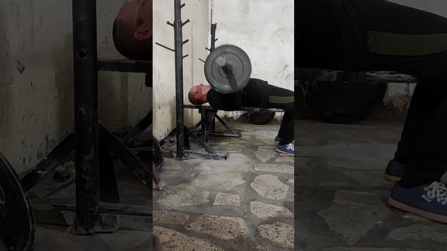 Д 2: Жим штанги лежа обратным хватом, 50 кг, 8 подход. смотреть онлайн