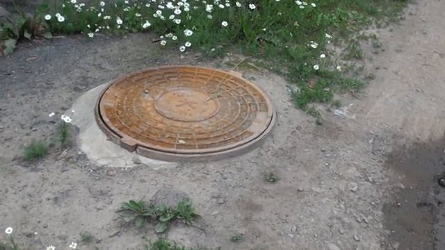 г.Котельнич, ул.Первомайская. Июль 2011. Люк колодца смотреть онлайн