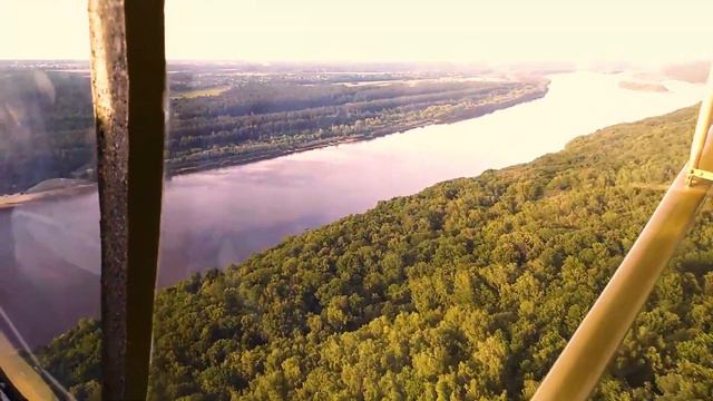 Парим над рекой в летний день смотреть онлайн