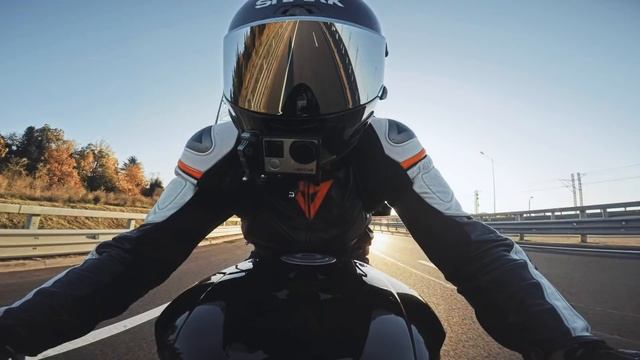 Отпустил руку на скорости 299 КМ В ЧАС - Самый опасный трюк на мотоцикле смотреть онлайн