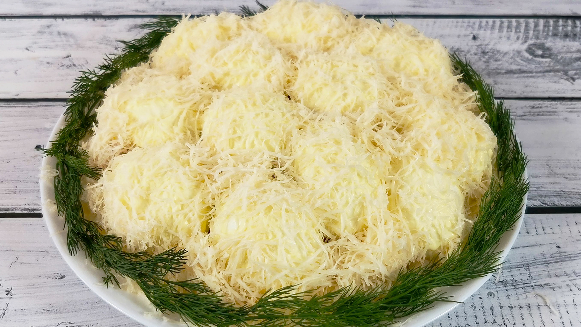 Салат Снежные сугробы. Красивый и вкусный салат из доступных продуктов смотреть онлайн