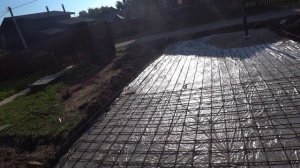 Бетонная площадка под машину своими руками ( ну почти). Дальше будет навес.