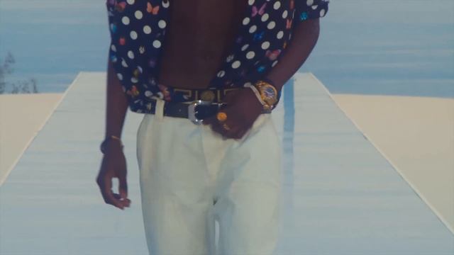 VERSACE Pre Fall 2023 смотреть онлайн