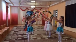 Танец ВХОД на 8 марта (девочки с дугами, мальчики с цветами)