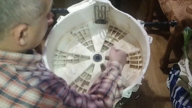 Ремонт стиральной машинки Indesit IWSB51051 стучит Меняем подшипники в не разборном баке Распиливае смотреть онлайн