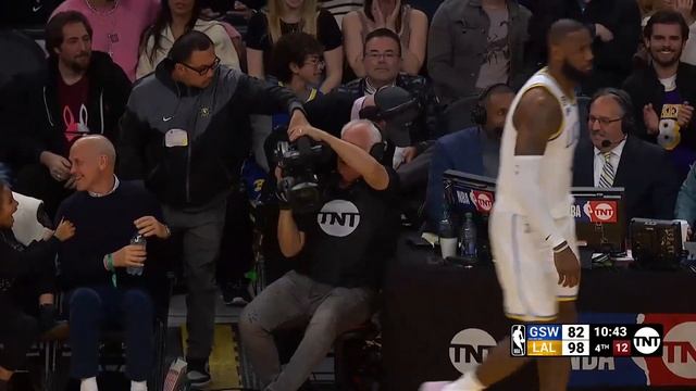 LeBron Runs Into Camera Man ? смотреть онлайн