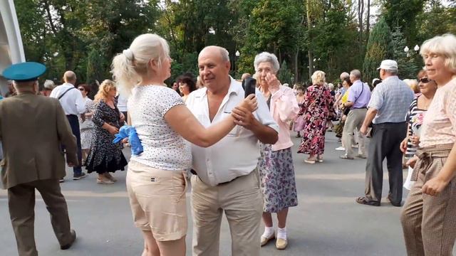 ГОРЬКАЯ КАЛИНА!🌿ПОЁТ ВИТАЛИЙ КВИТ И СУПЕР👍 ТАНЦЫ В ПАРКЕ ГОРЬКОГО ХАРЬКОВ АВГУСТ 2021 смотреть онлайн