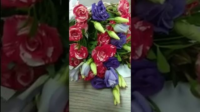 Букет от FLOWERCUBE с кустовой розой и эустомой смотреть онлайн