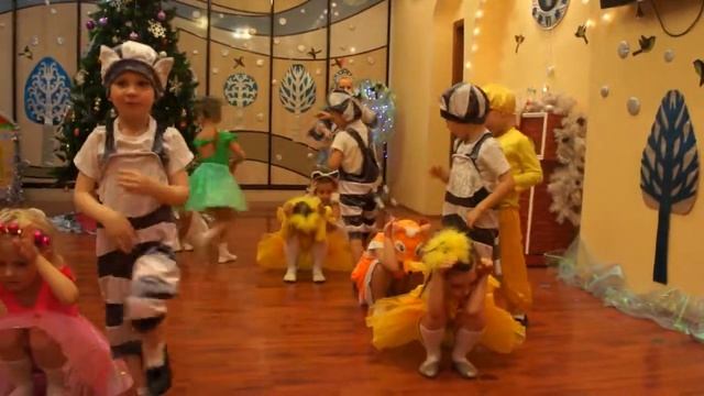 средняя группа 1 танец В лесу родилась елочка смотреть онлайн