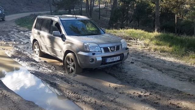 X-trail & Outlander SUV mud road смотреть онлайн