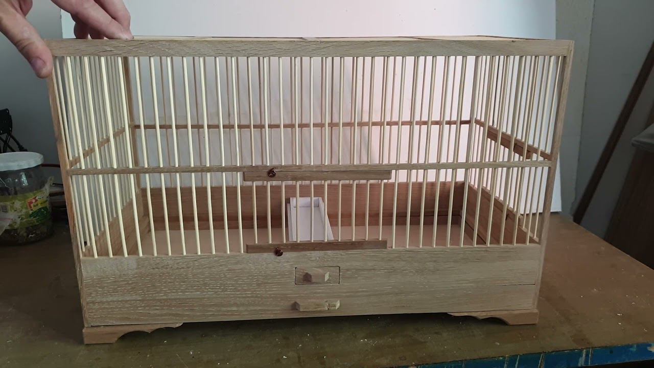 Клетка для кенара с бамбуковым прутком.