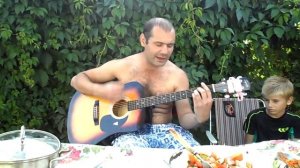парень красиво спел под гитару