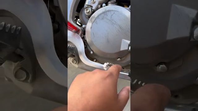 Hinson clutch cover install on a 2020 Suzuki RMZ-450 смотреть онлайн