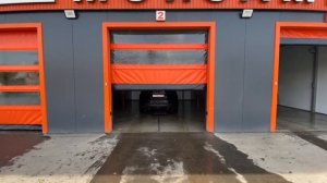 Рулонные ПВХ ворота на мойке самообслуживания