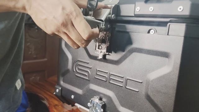 SEC ALLOY TOP BOX 45L AND BRACKET FOR HONDA ADV 2021 смотреть онлайн