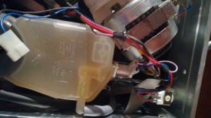 РЕШЕНО. Посудомойка Аристон Ariston LI42 не сливает воду. Низкое  напряжение на помпе.