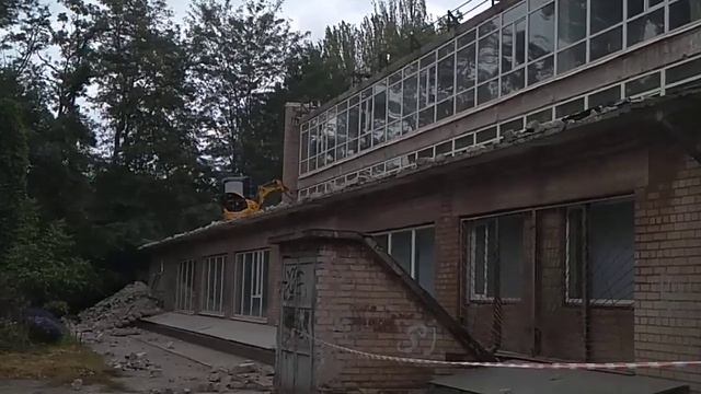 Экскаватор на крыше художественной школы в Кривом Роге смотреть онлайн