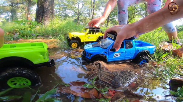 Диана и Даня распаковывают новые Машинки игрушки. Манкиту