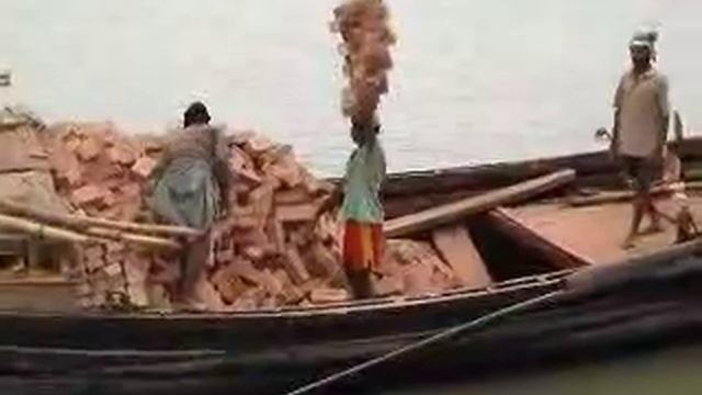 Как правильно нужно носить кирпичи :)