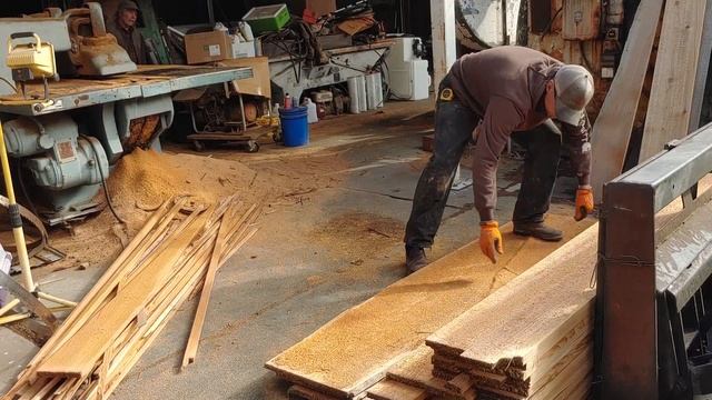 Sawmilling Old Cedar Logs Into Beautiful Tongue & Groove Sauna Boards смотреть онлайн