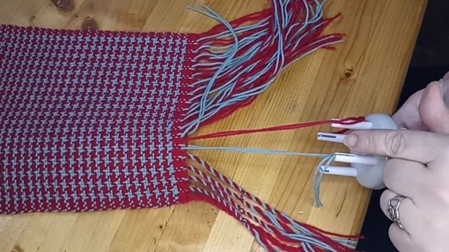 Ткачество. Делаем кисточки/косички у шарфа. смотреть онлайн