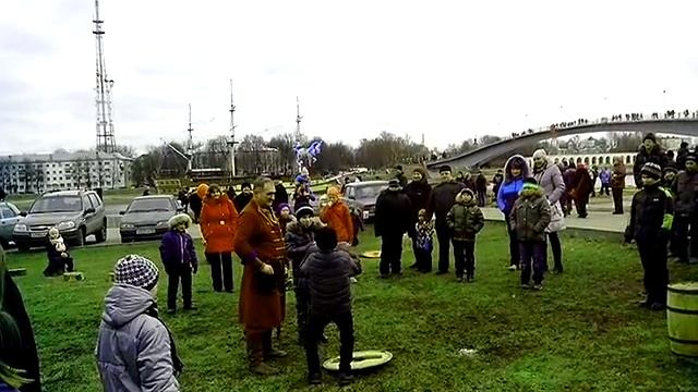 поднятие кольчуги над головой Народные забавы Гуляние масленицы в Великом Новгороде смотреть онлайн