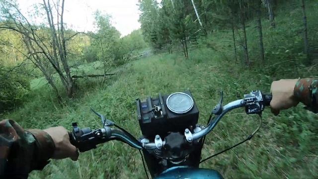 На ИЖ Планетах проползаем через заброшенную дорогу вдоль реки. смотреть онлайн