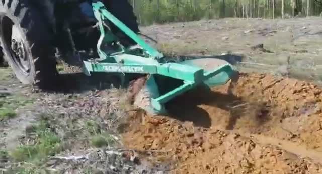 Плуг лесной ПКЛ-70П Леспромресурс - обработка почвы в лесу под посадки лесных культур смотреть онлайн