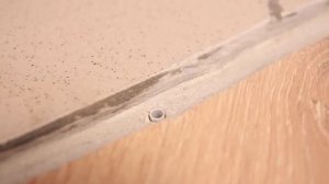 Установка порога между ламинатом и плиткой