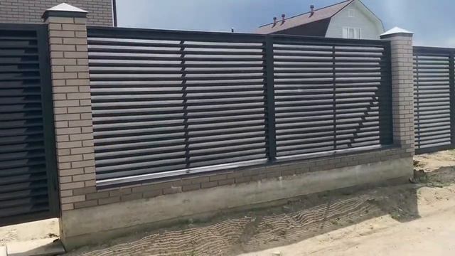 Обзор Забор жалюзи с кирпичными столбами RAL 8019 (двухсторонний - темный шоколад) Щелково смотреть онлайн