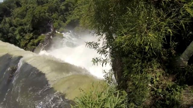 На краю водопада. Водопады Игуасу в Аргентине. Южная Америка. GoPro Hero3 Black Edition смотреть онлайн