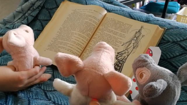 Три поросенка читают книгу. Часть 1.??? Three little pigs are reading a book. Part 1. смотреть онлайн