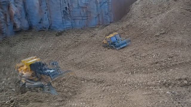 Huina 1569 RC, Diecast Masters D7, Double E, and the Battle Dozers! смотреть онлайн