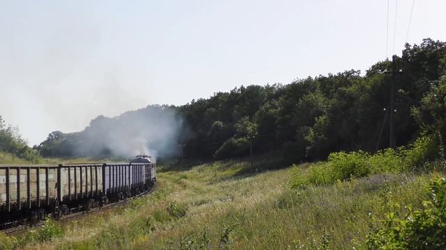 Тепловоз 2М62У-0067А/0256А с грузовым поездом на перегоне Скибнево - Ярмолинцы смотреть онлайн