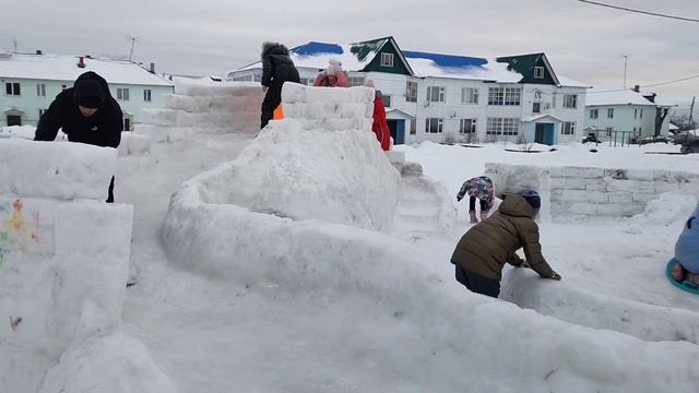 Снежная крепость и горка в Юшале. смотреть онлайн