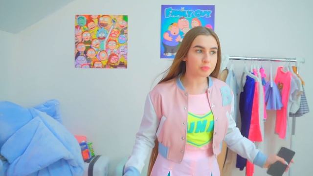 ЧЕРЛИДЕРШИ ОСТАЛИСЬ БЕЗ ОДЕЖДЫ В ШКОЛЕ!!! КТО УКРАЛ ПОБЕДУ У ЧЕРЛИДЕРШ BUNNY?