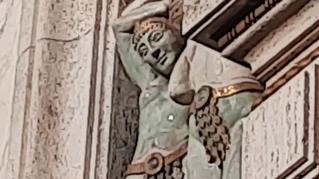 Термальный источник,здание которого похоже на Чентрале Милана.Колодец глубиной 715м! смотреть онлайн