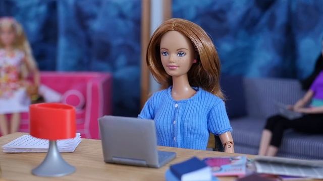 S7 E6 "Midge & Alan Trade Jobs" | The Barbie Happy Family Show смотреть онлайн