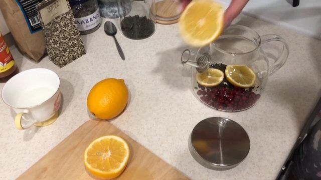 Завариваем необычный вкусный чай с брусникой и лимоном смотреть онлайн